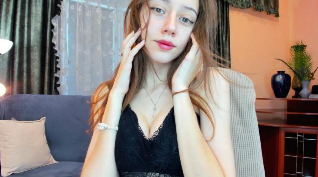 Connect with webcam model OliviaPetite: Lipstick