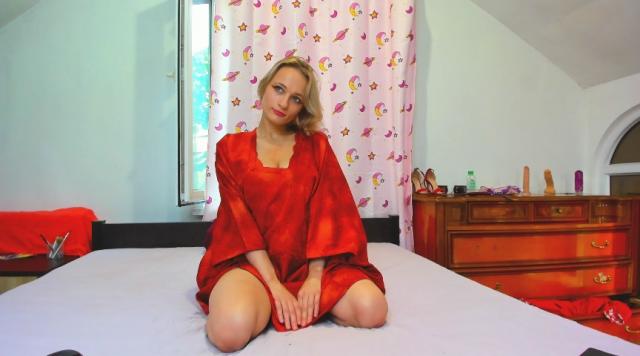 Connect with webcam model EvelynEvans: Exhibition