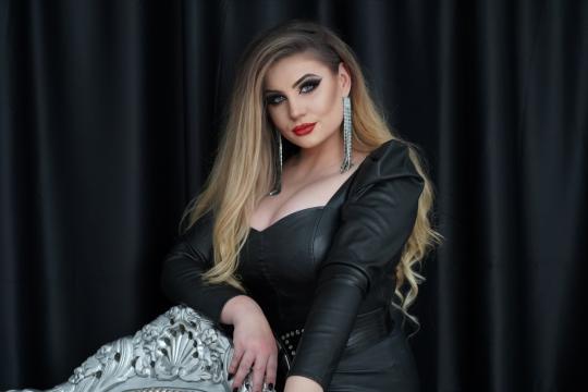 Connect with webcam model LilithManson: Nails