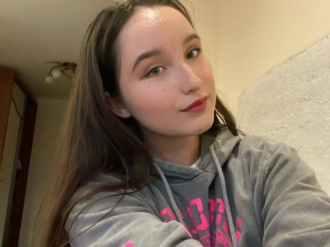 Connect with webcam model LittleLilly: Conversation