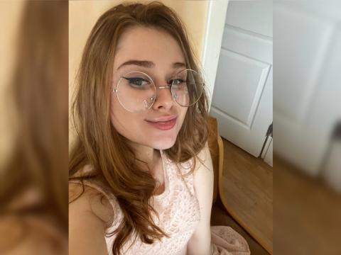 Explore your dreams with webcam model smallwitch25