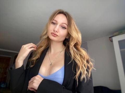 Connect with webcam model IAmYourSun: Conversation