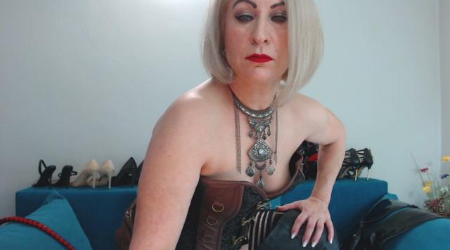 Connect with webcam model DommeNadia: Satin / Silk