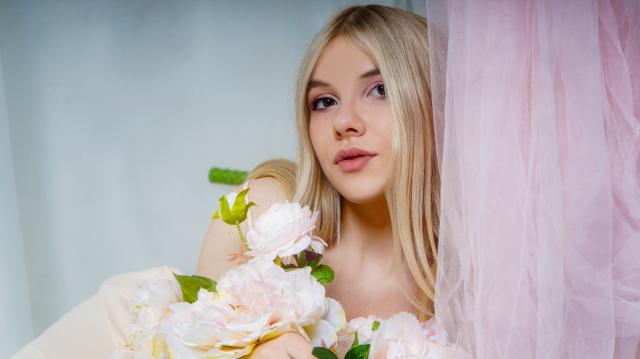 Explore your dreams with webcam model KatrinaSweet: Freckles