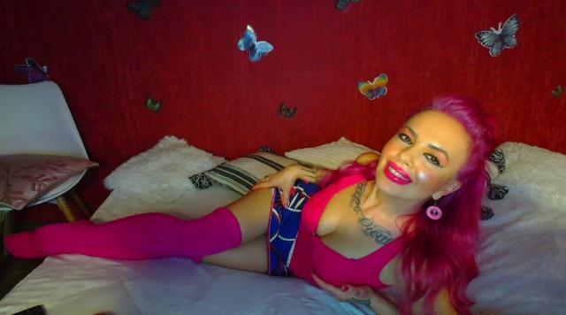 Explore your dreams with webcam model AnalBlondeSexx: Kissing