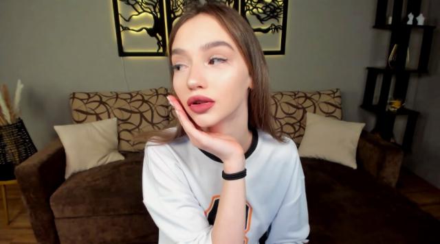 Find your cam match with SophieKiss: Make up