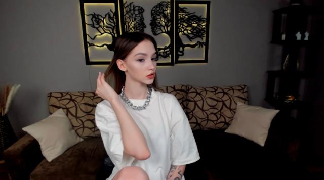 Watch cammodel SophieKiss: Lipstick