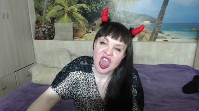 Explore your dreams with webcam model Destinybbb: Kissing