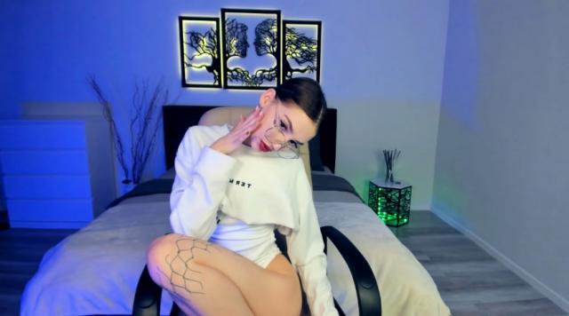 Connect with webcam model SophieKiss: Kissing