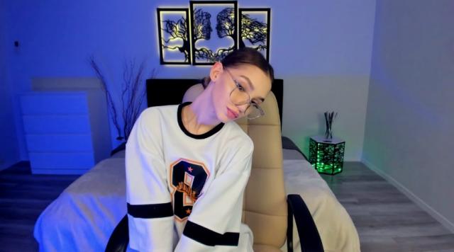 Find your cam match with SophieKiss: Glasses