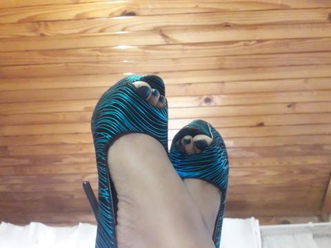 Adult webcam chat with MissLustfuleyez: Legs, feet & shoes