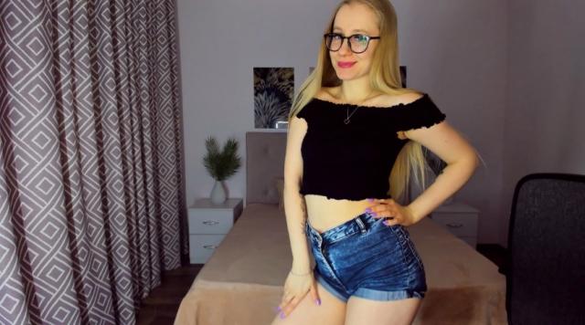 Explore your dreams with webcam model MilanaStone: Nylons