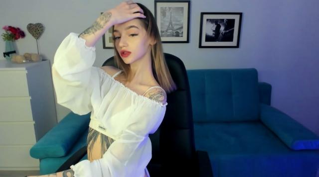 Connect with webcam model SophieKiss: Piercings & tattoos