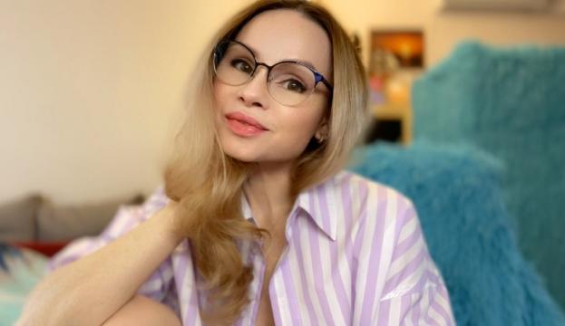 Connect with webcam model MelindaMills: Toys