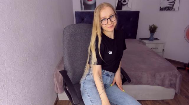 Find your cam match with MilanaStone: Legs, feet & shoes