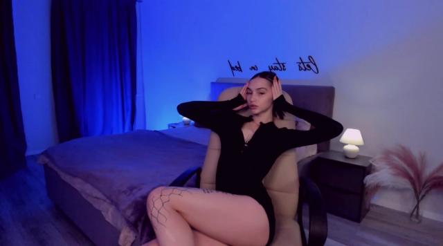 Connect with webcam model SophieKiss: Nails