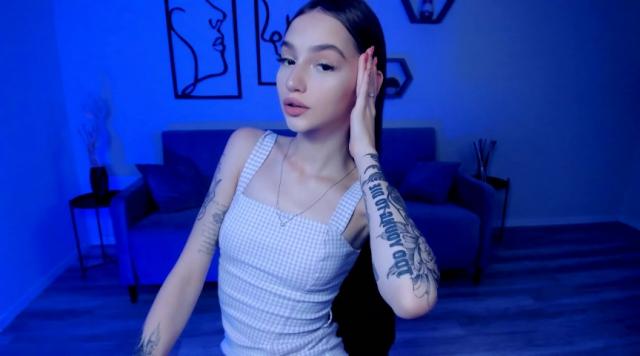 Find your cam match with SophieKiss: Make up