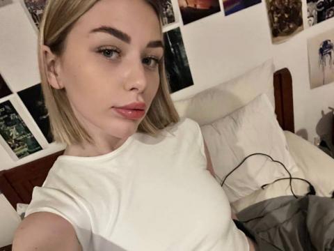 Adult chat with PrincessaEllaX: Kissing