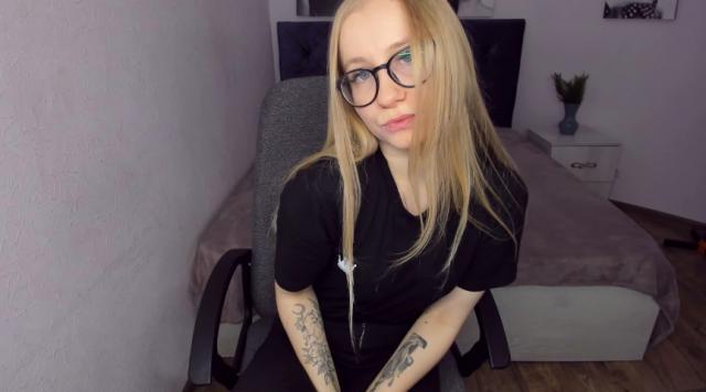 Connect with webcam model MilanaStone: Make up