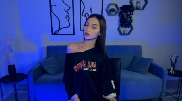 Find your cam match with SophieKiss: Strip-tease