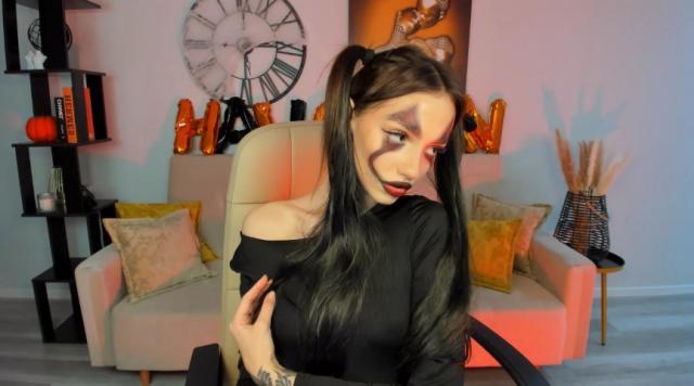 Connect with webcam model SophieKiss: Piercings & tattoos