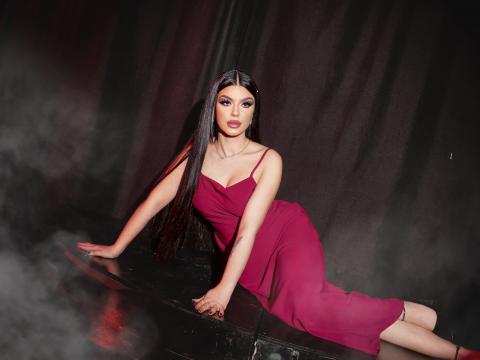 Visit AlluringAriel profile