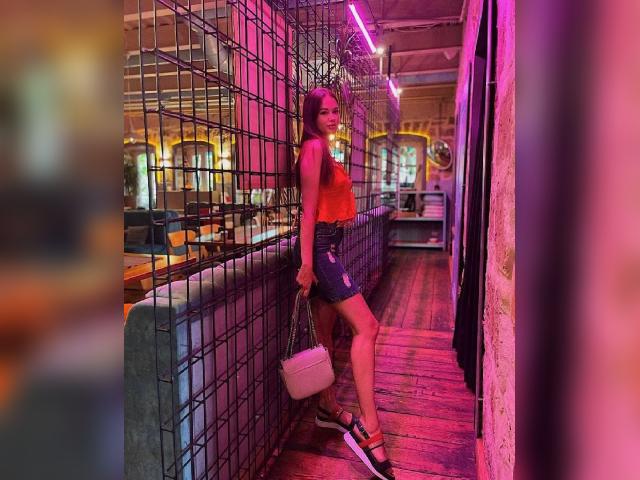 Connect with webcam model YeahGirl: Nails