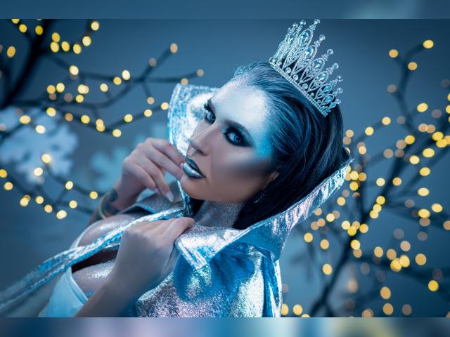 Explore your dreams with webcam model MissElenya: Nails