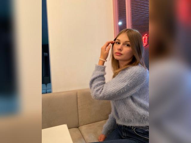 Why not cam2cam with 001GOODGIRL: Kissing