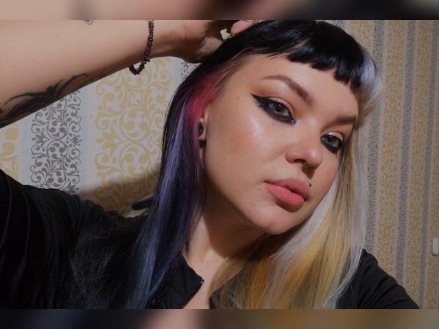 Adult webcam chat with CutiePie3: Nipple play