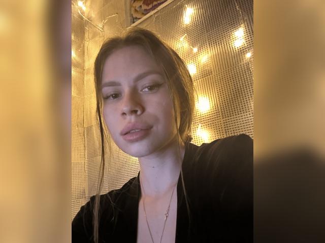 Connect with webcam model Babygirl200: Nails