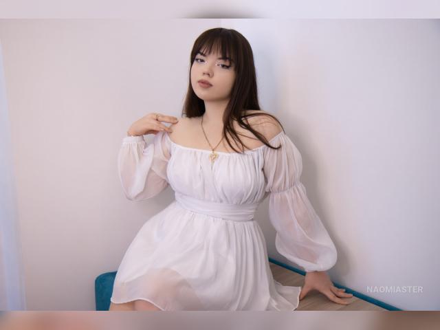 Connect with webcam model NaomiAster: Nipple play