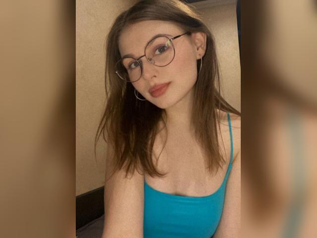 Connect with webcam model 001GOODGIRL: Kissing