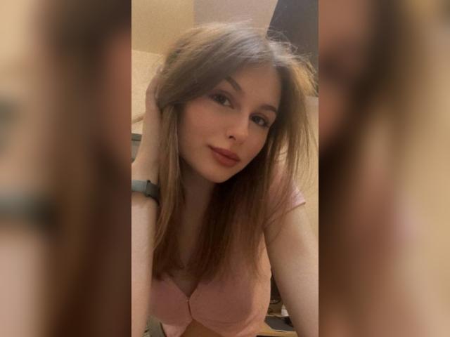 Why not cam2cam with 001GOODGIRL: Kissing