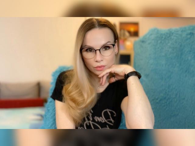 Find your cam match with MelindaMills: Strip-tease