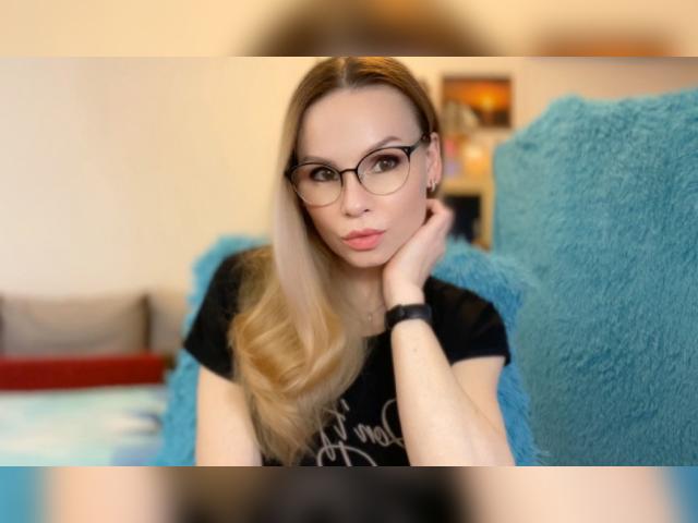 Find your cam match with MelindaMills: Strip-tease