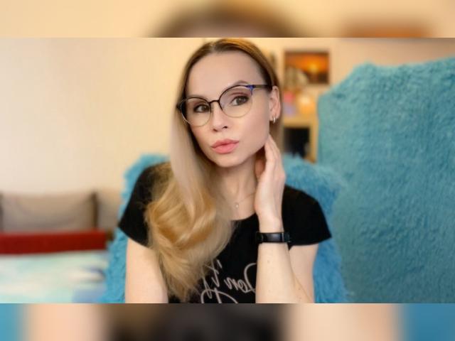 Connect with webcam model MelindaMills: Masturbation