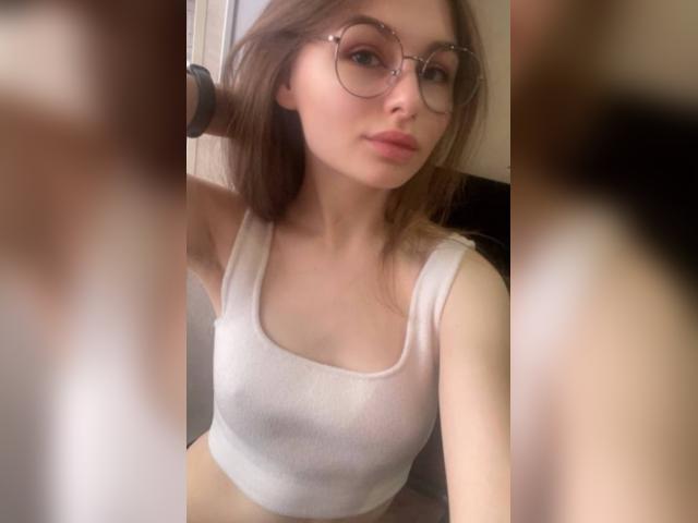 Connect with webcam model 001GOODGIRL: Kissing