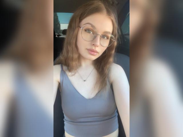Why not cam2cam with 001GOODGIRL: Kissing
