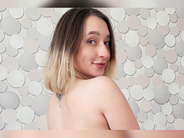 Explore your dreams with webcam model Honey69bun: Smoking