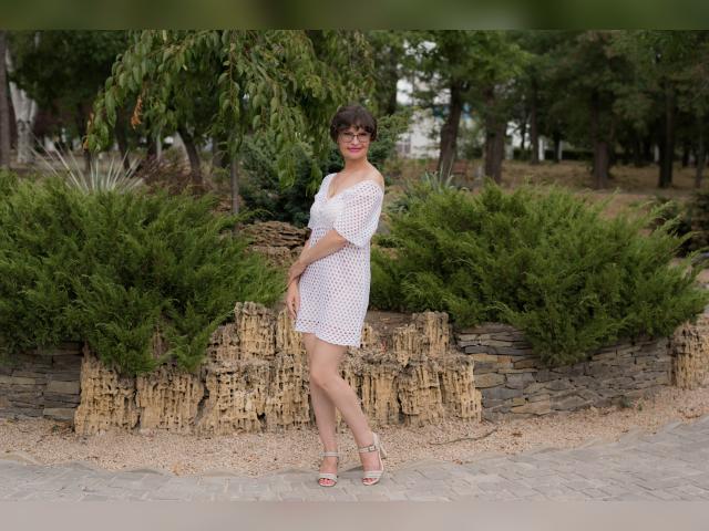 Connect with webcam model GentelSelena: Dancing