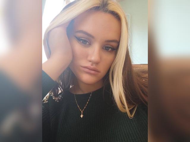 Connect with webcam model CuteRiii