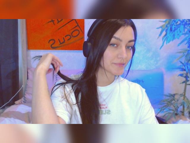 Find your cam match with Alina322: Nylons