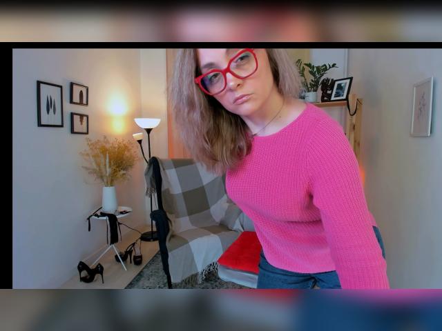 Explore your dreams with webcam model AdelaideRosabel: Strip-tease