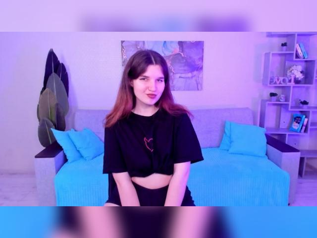 Connect with webcam model BonnieFlower: Lipstick