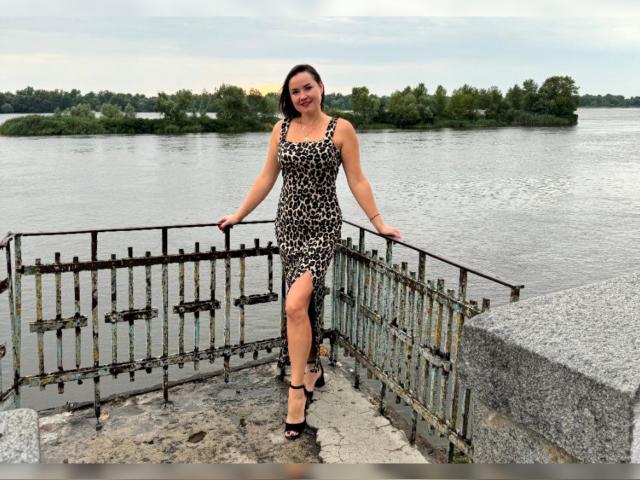 Connect with webcam model DaringMary