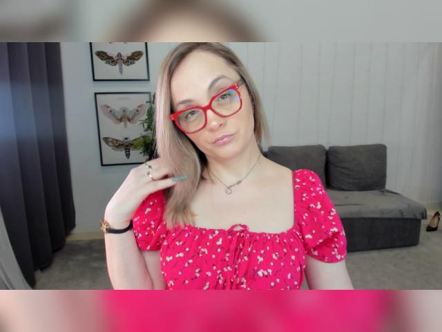 Adult chat with AdelaideRosabel: Legs, feet & shoes