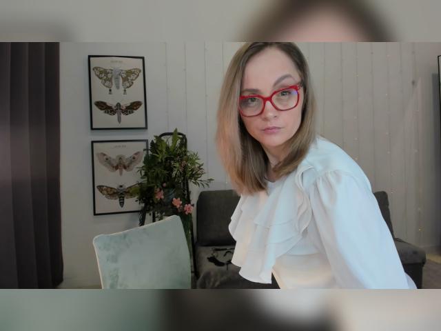 Adult chat with AdelaideRosabel: Legs, feet & shoes