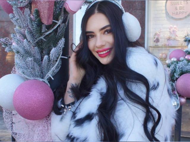 Connect with webcam model AstonishingDiva: Nails