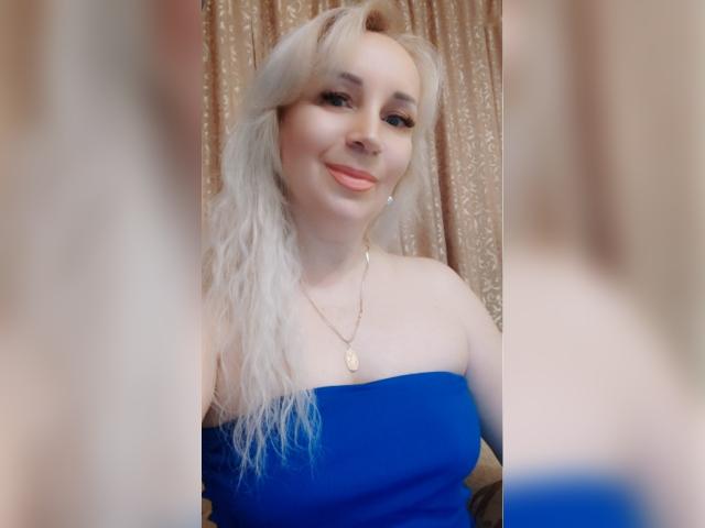 Find your cam match with ButterflyAlice: Kissing